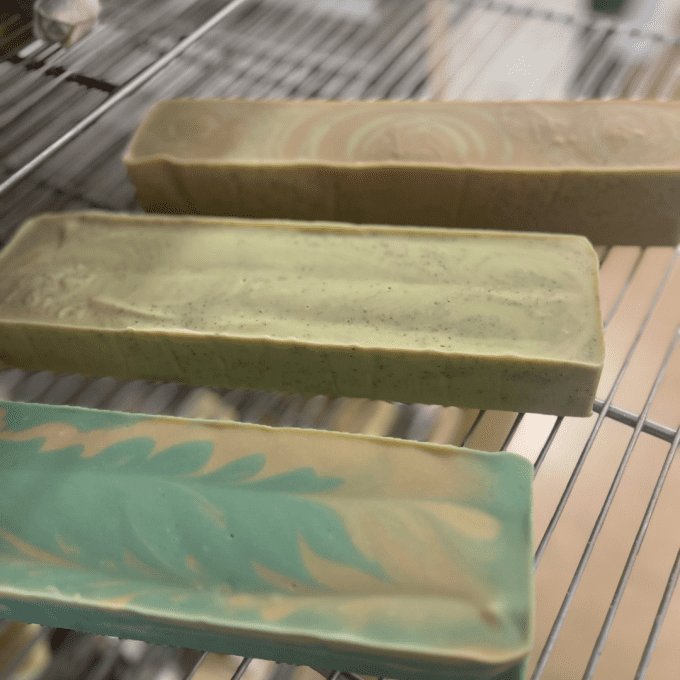 savons artisanaux en cours de séchage saponification à froid atelier savon loire