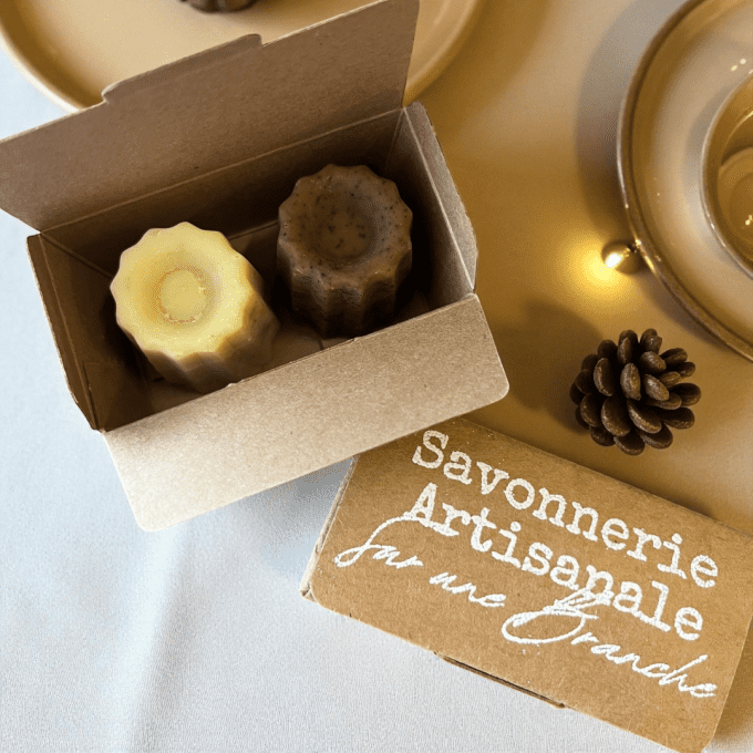 Duo de savons artisanaux en forme de cannelés Sur une Branche, présenté dans un coffret kraft sur ta