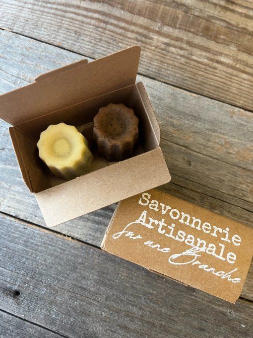 Coffret ouvert contenant deux savons artisanaux en forme de cannelés, fabriqués à la main par la Sav