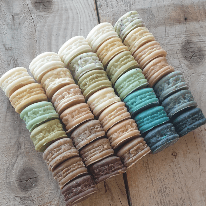 Assortiment de savons macarons artisanaux colorés fabriqués par saponification à froid