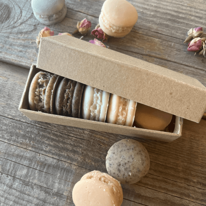 Coffret 5 savons macarons artisanaux colorés, savons naturels saponification à froid