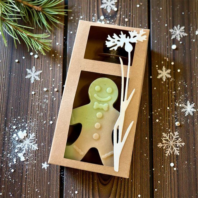 Coffret savon bonhomme de pain d’épices parfum forêt enneigée avec porte-savon magnétique dans une b