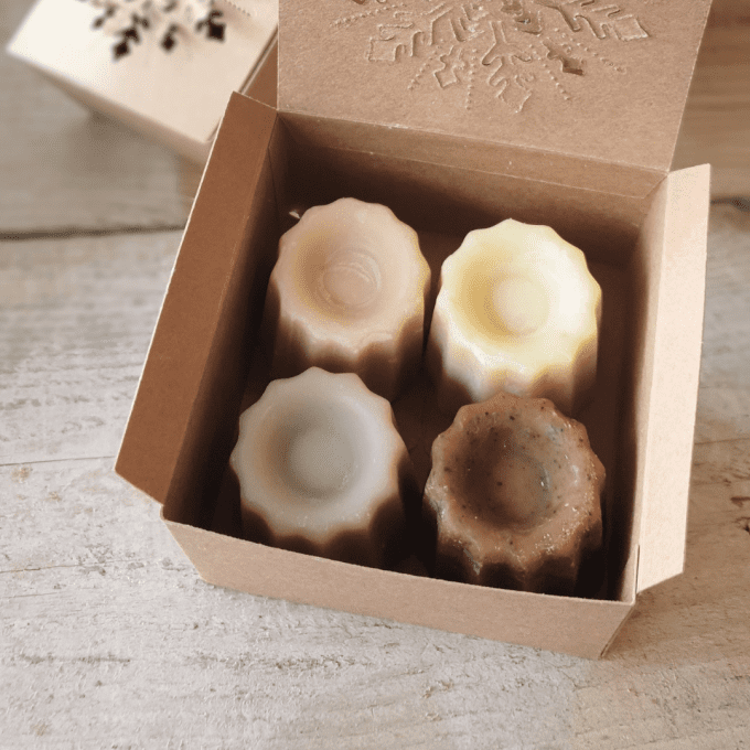 Coffret de 4 savons cannelés artisanaux dans boîte kraft décorée d’un flocon.