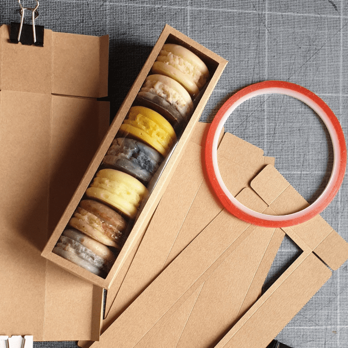 Coffret de savons macarons artisanaux avec emballage kraft à monter.