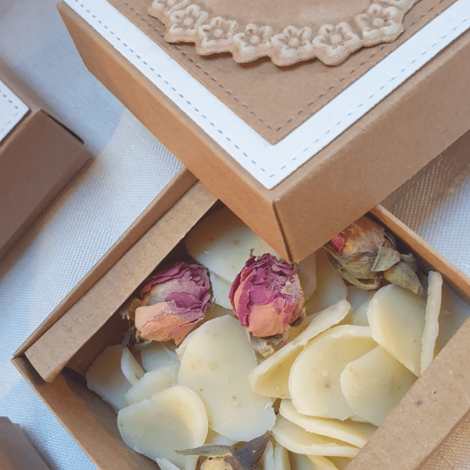 Coffret de pétales de savons artisanaux avec boutons de roses séchées.