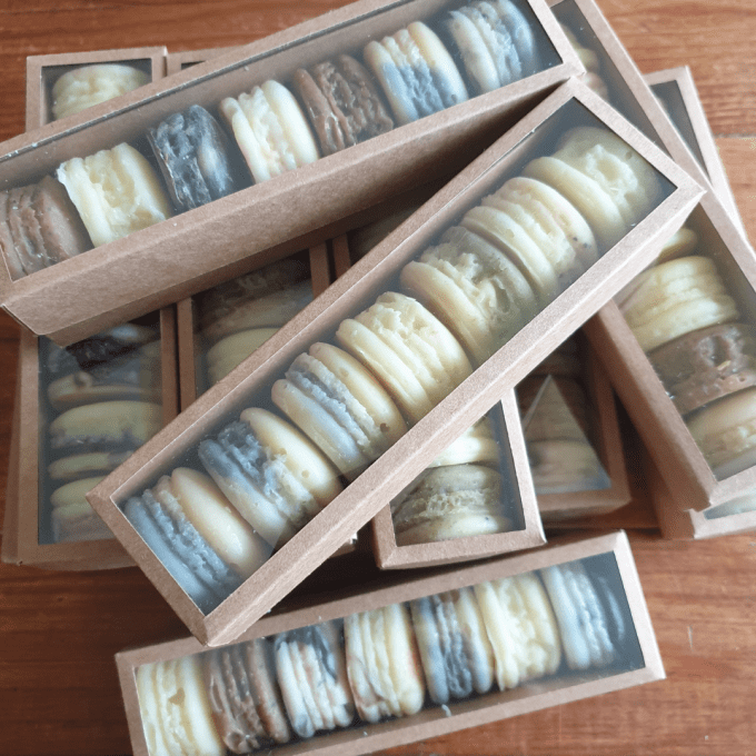 Coffrets de savons macarons artisanaux empilés, Sur une Branche.