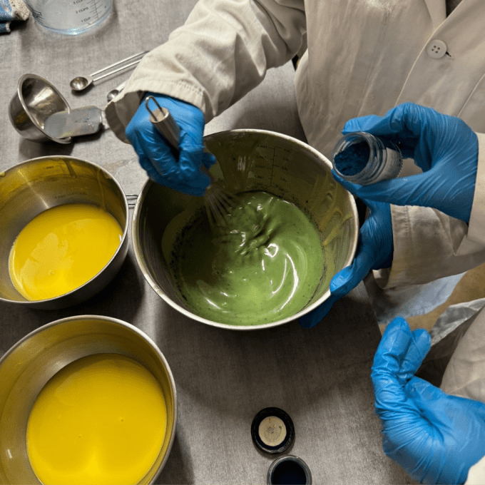 fabrication savon artisanal mélange des huiles et colorants naturels atelier savon parent enfant