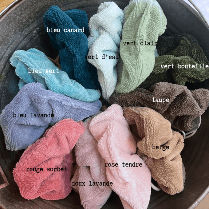 fleurs de douche de toutes les couleurs disposées dans une bassine en zinc