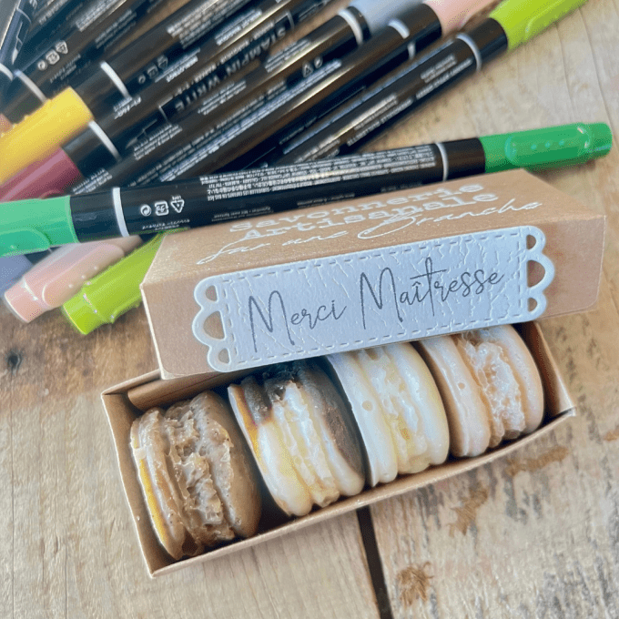 Coffret kraft de 4 macarons savons artisanaux, idée cadeau original pour remercier une maîtresse ou 