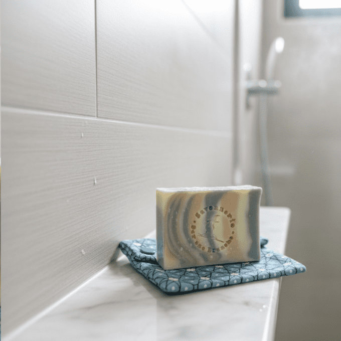 pochette imperméable pour poser et transporter un savon solide