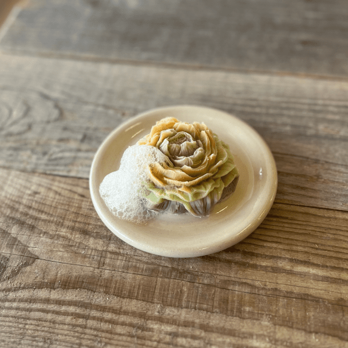 Porte-savon en céramique fabriqué à la main par Karen, présenté avec un savon fleur mousseux de la S