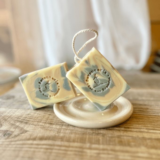 Porte-savon en céramique fait main par Karen, présenté avec deux savons artisanaux estampillés Savon