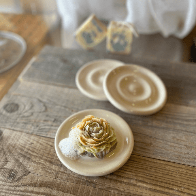 Porte-savon artisanal en céramique façonné par Karen, avec savon fleur et deux porte-savons en arriè