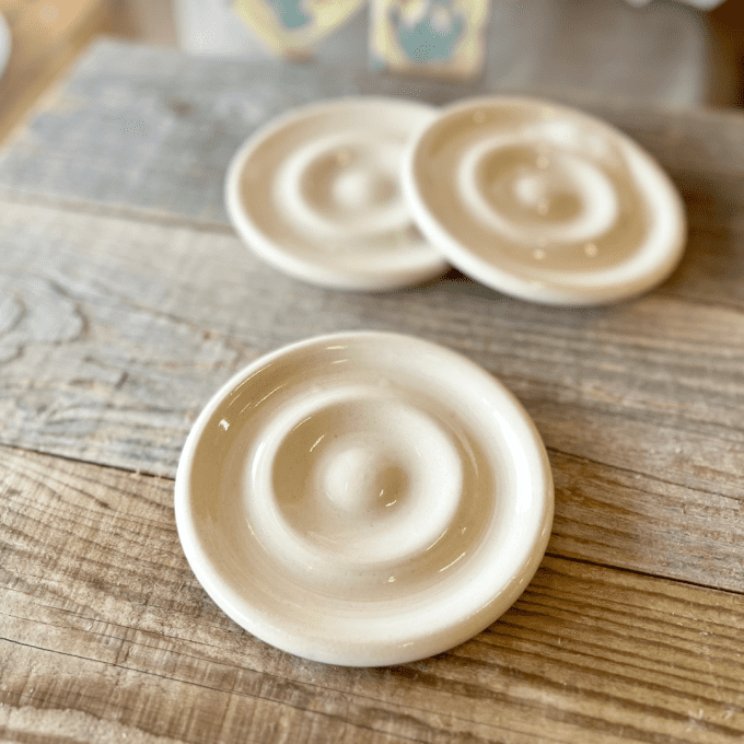 Porte-savons en céramique façonnés à la main, créations exclusives de Karen pour la Savonnerie Sur u