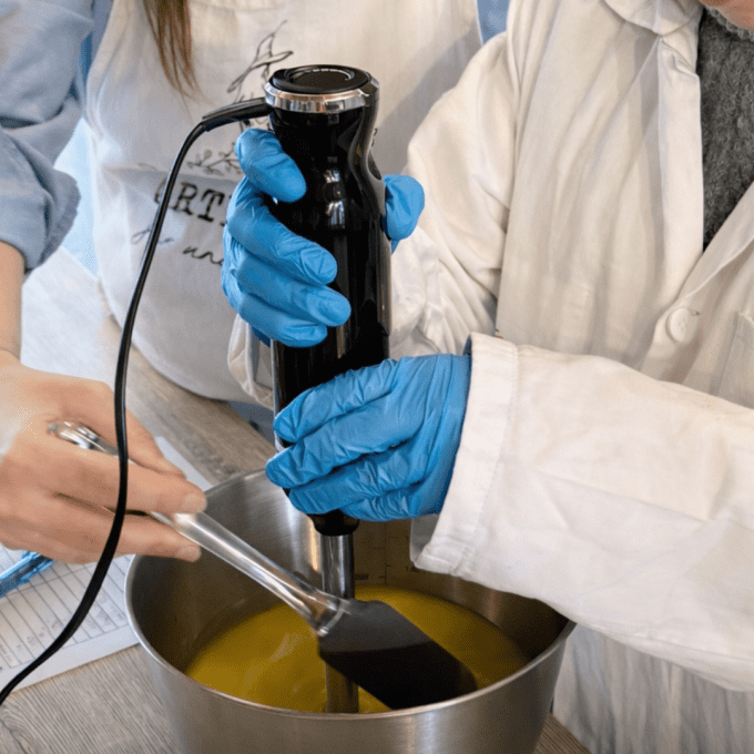 atelier savon parent enfant préparation pâte à savon saponification à froid chazelles sur lyon