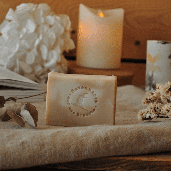 Savon artisanal à l’argile rose de la Savonnerie Sur une Branche, posé sur un linge naturel avec bou