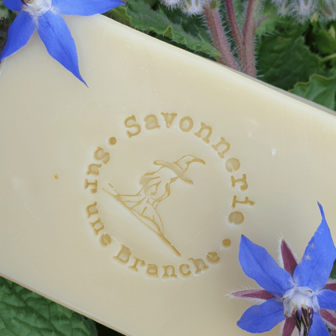 Gros plan du savon surgras à la bourrache avec tampon artisanal