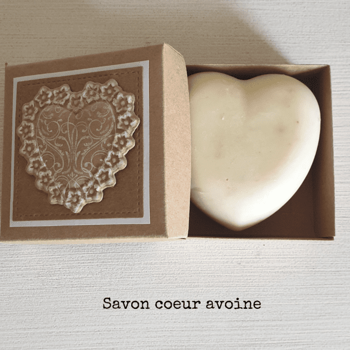 Savon artisanal en forme de cœur à l’avoine.