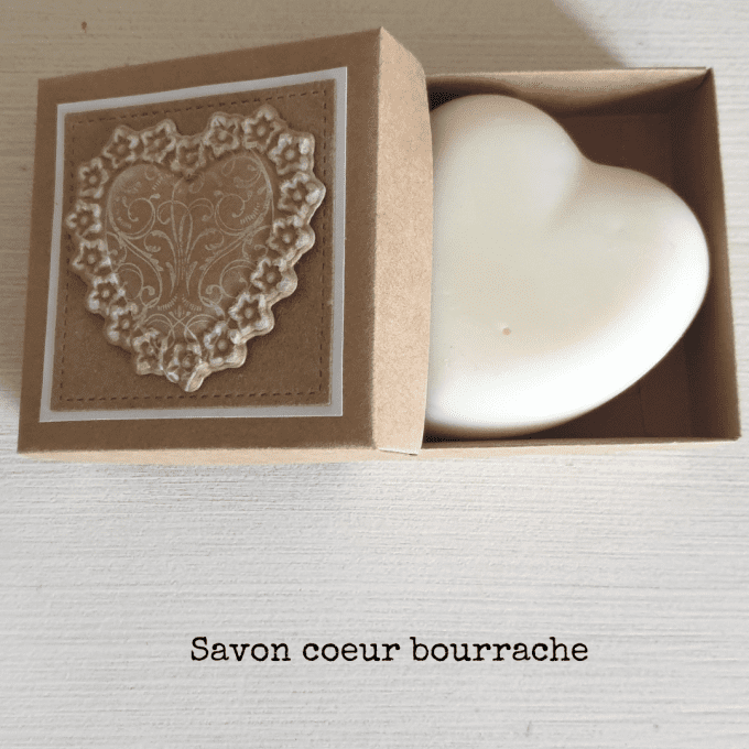 Savon artisanal en forme de cœur à l’huile de bourrache.
