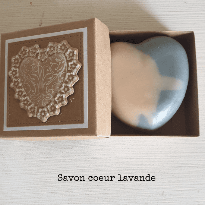 Savon artisanal en forme de cœur parfum lavande.
