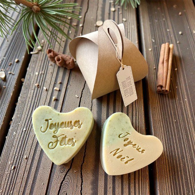 Coffret en kraft et deux savons cœur estampés “Joyeuses Fêtes” et “Joyeux Noël”, parfum forêt enneig