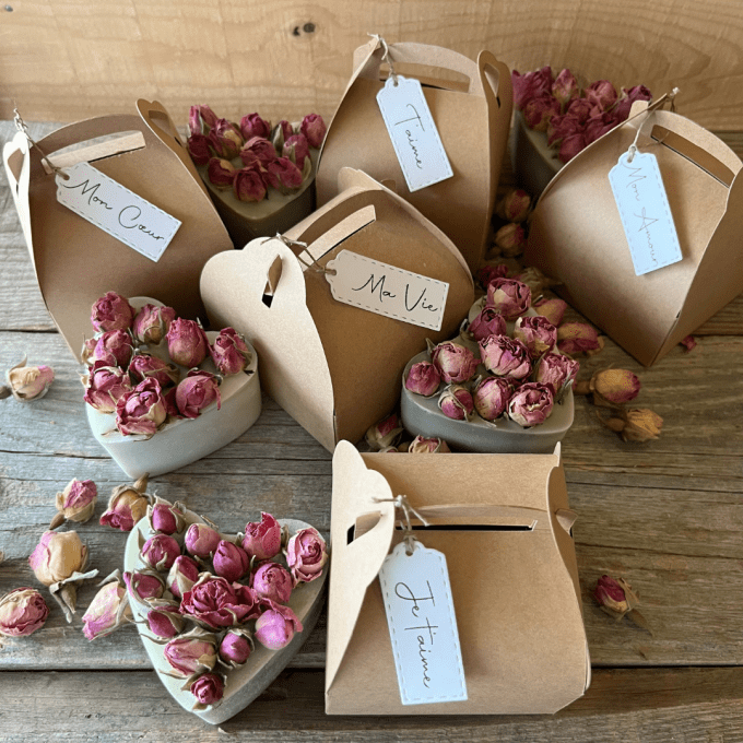 Savons cœur fleuri artisanaux avec messages personnalisés pour cadeau romantique