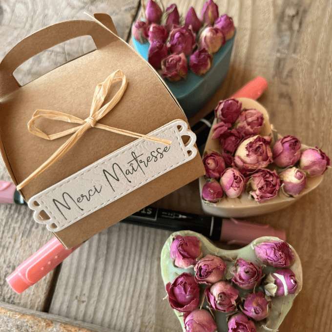 Savon cœur fleuri artisanal Merci Maîtresse, cadeau personnalisé en boîte kraft