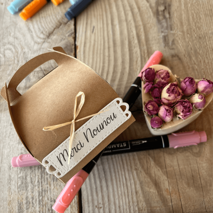 Savon cœur fleuri artisanal personnalisé Merci Nounou, présenté en boîte kraft cadeau