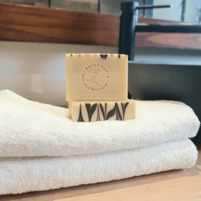 Savon surgras Lait de noisette posé sur serviettes blanches, avec marbrage cacao