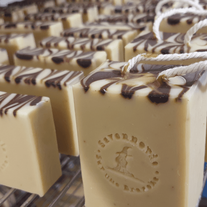 Savon surgras au lait de noisette avec corde, marbrage cacao, en cours de séchage sur grille