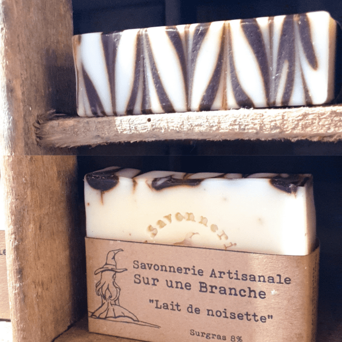 Savon surgras au lait de noisette avec étiquette kraft et marbrage cacao, posé sur une étagère en bo