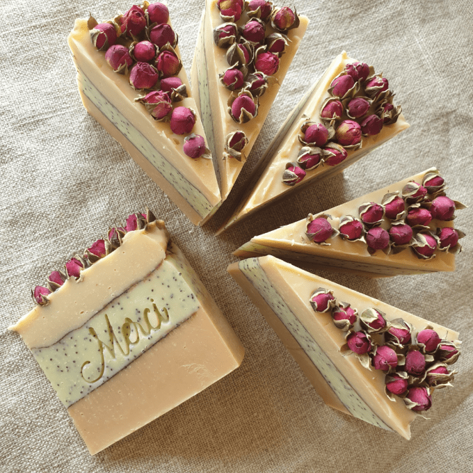 savon en forme de part de gâteau avec des roses sur le dessus
