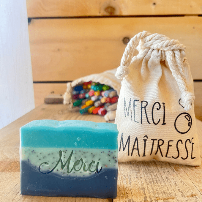 Savon personnalisé artisanal avec inscription “Merci”, accompagné d’un pochon “Merci Maîtresse” et d
