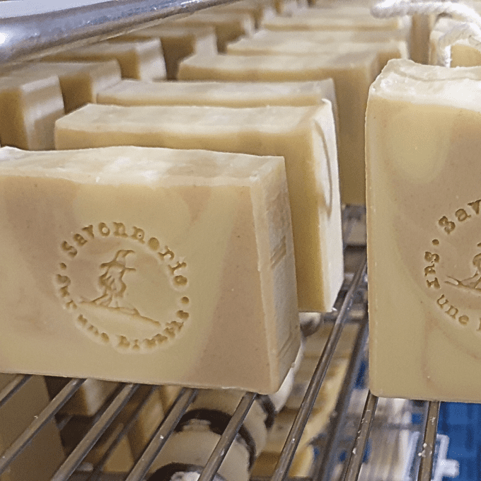 savon solide artisanal à l'argile rose en cure dans le labo