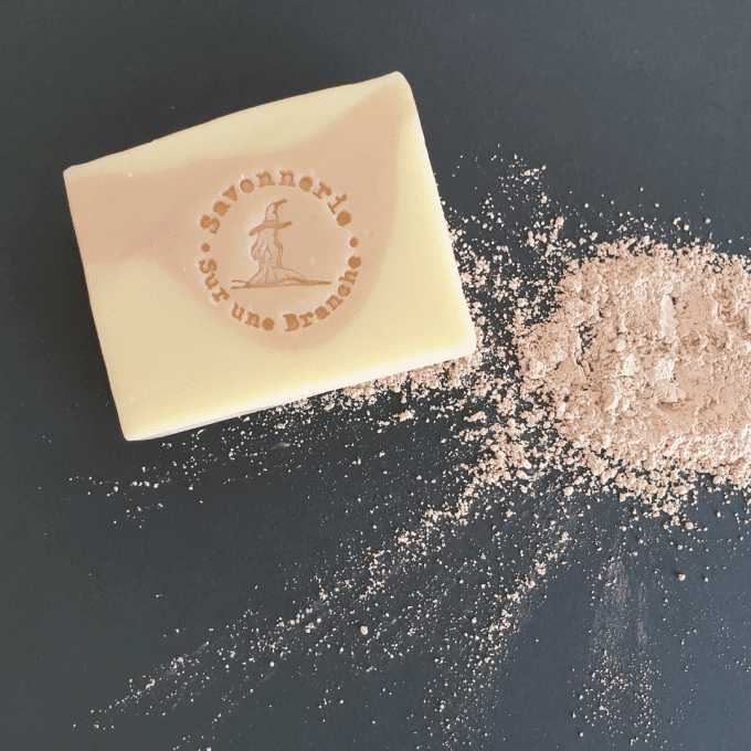 savon solide artisanal à l'argile rose prise sur une ardoise