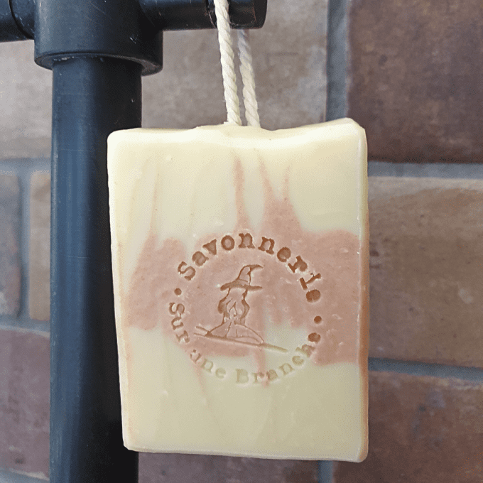 savon solide artisanal avec une corde à l'argile rose