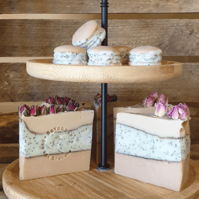 Savons artisanaux naturels avec roses séchées en forme de part de gâteau et macarons-savon, Sur une