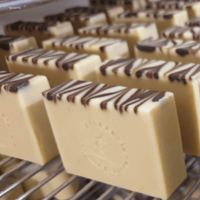 Savons lait de noisette alignés sur grille de séchage