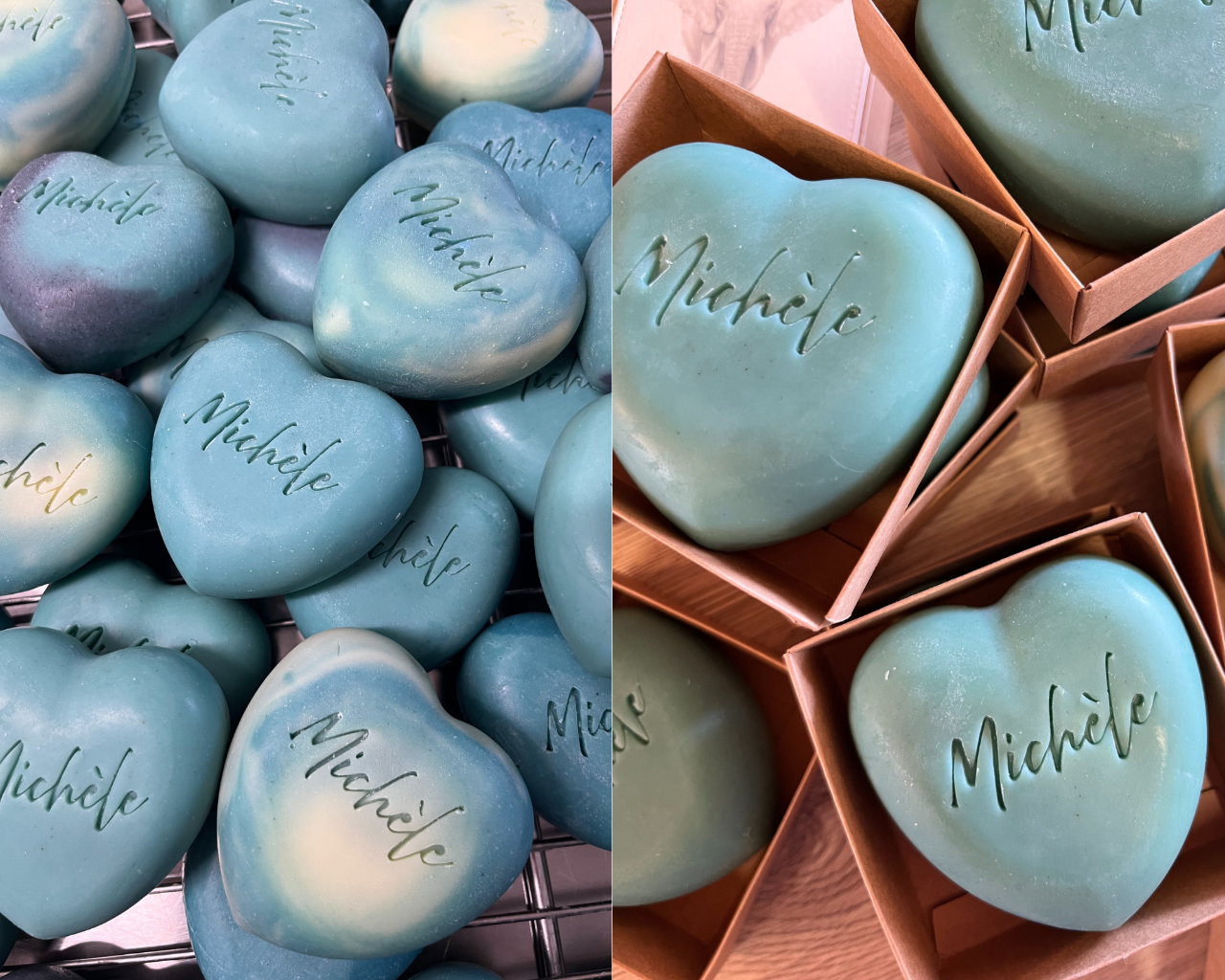 savon bleu en forme de cœur avec le prénom Michèle inscrit
