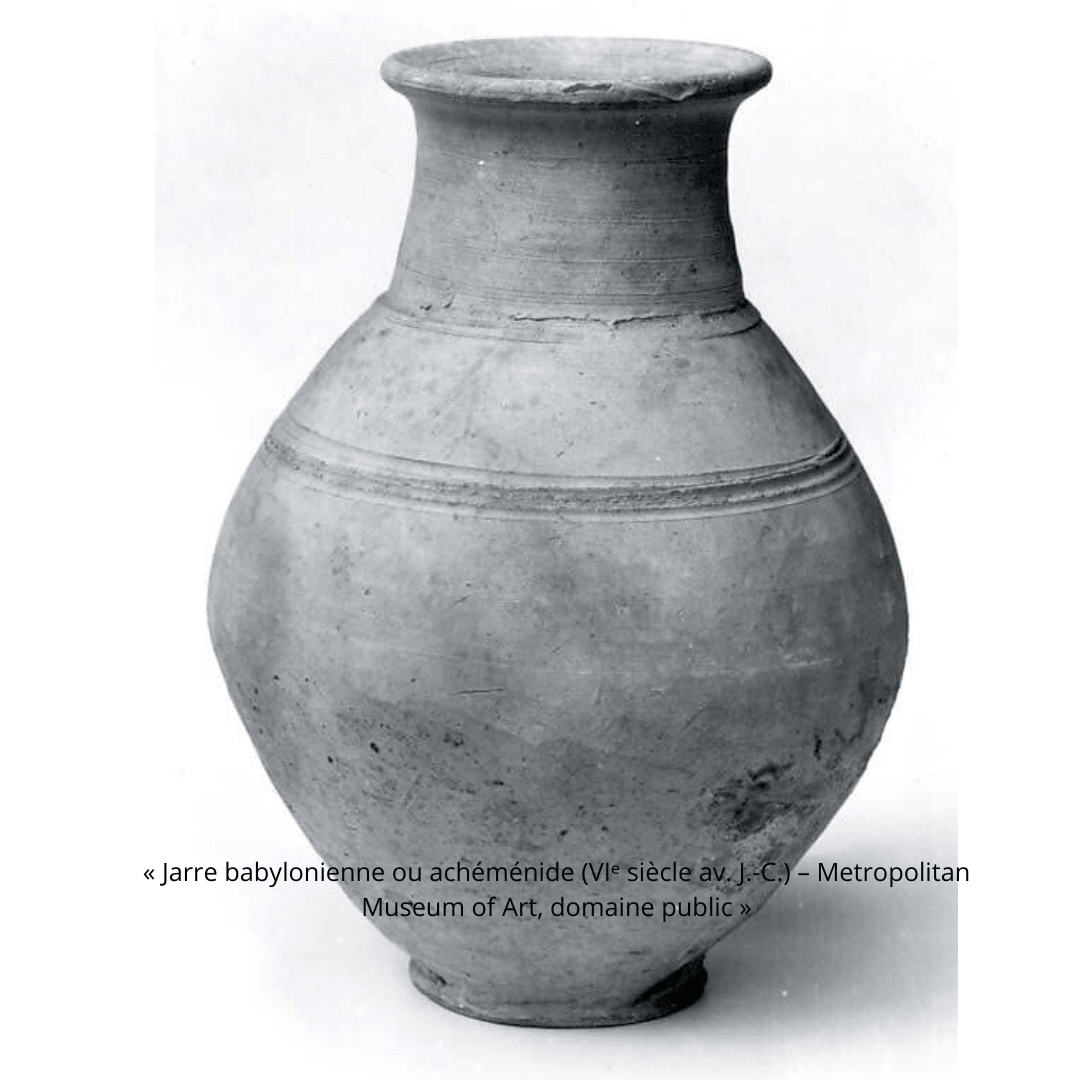 Cette jarre en céramique, datée du VIᵉ siècle av. J.-C., provient de Babylone (ou de l’époque achéménide qui lui a succédé). De telles jarres servaient à stocker des denrées ou des préparations, et c’est dans des contenants similaires que les archéologues ont retrouvé des résidus de graisses et de cendres, témoins des tout premiers savons de l’histoire.