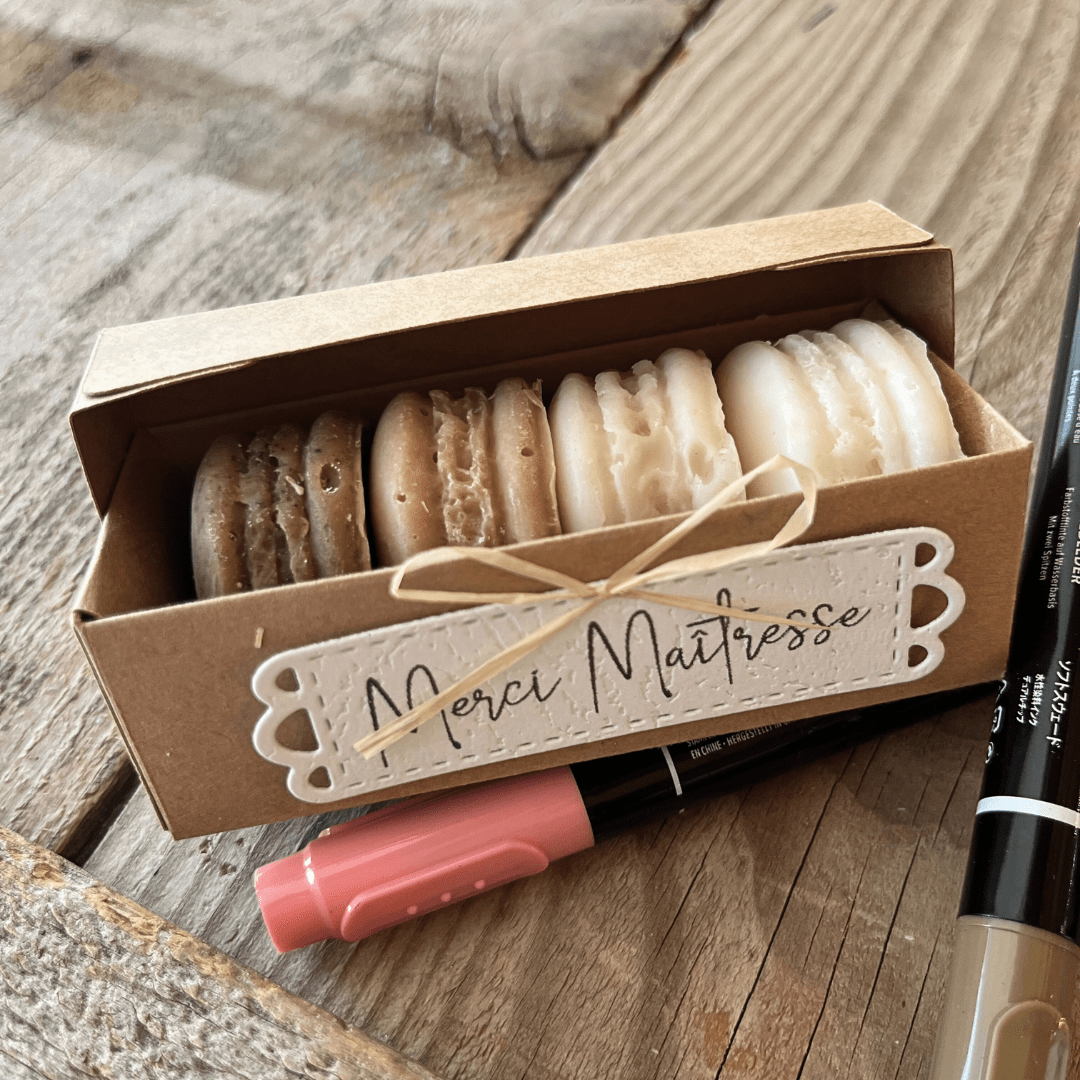 Coffret kraft de 4 macarons savons artisanaux, idée cadeau original pour remercier une maîtresse ou une nounou.